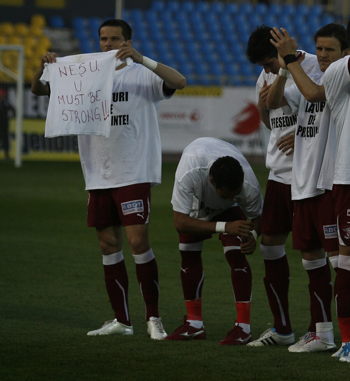 Mihai Neşu nu respiră singur şi îşi comunică gîndurile clipind în faţa unui alfabet mînuit de soţie » Cum se scrie ”durere” cu ochii