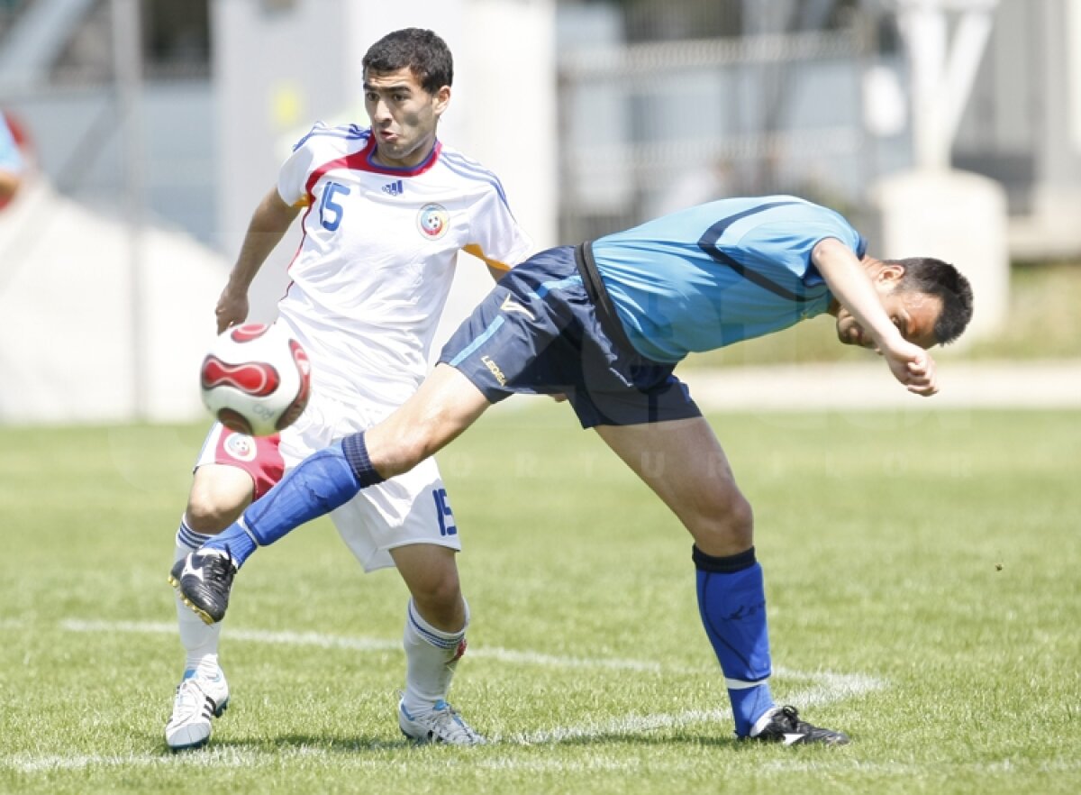 GALERIE FOTO Hagi a stat trei ore în soare să vadă amicalele selecţionatei de juniori U19