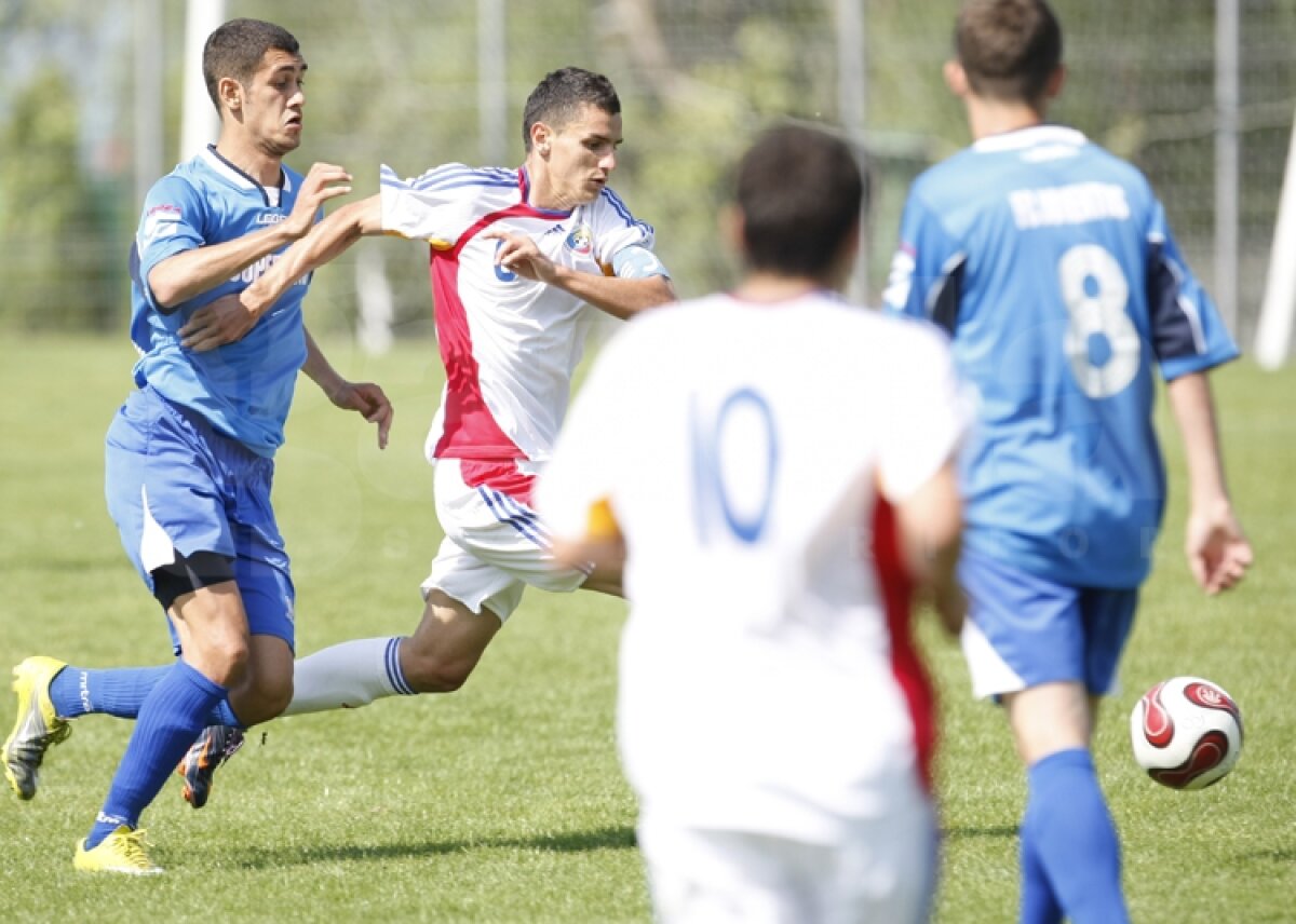 GALERIE FOTO Hagi a stat trei ore în soare să vadă amicalele selecţionatei de juniori U19