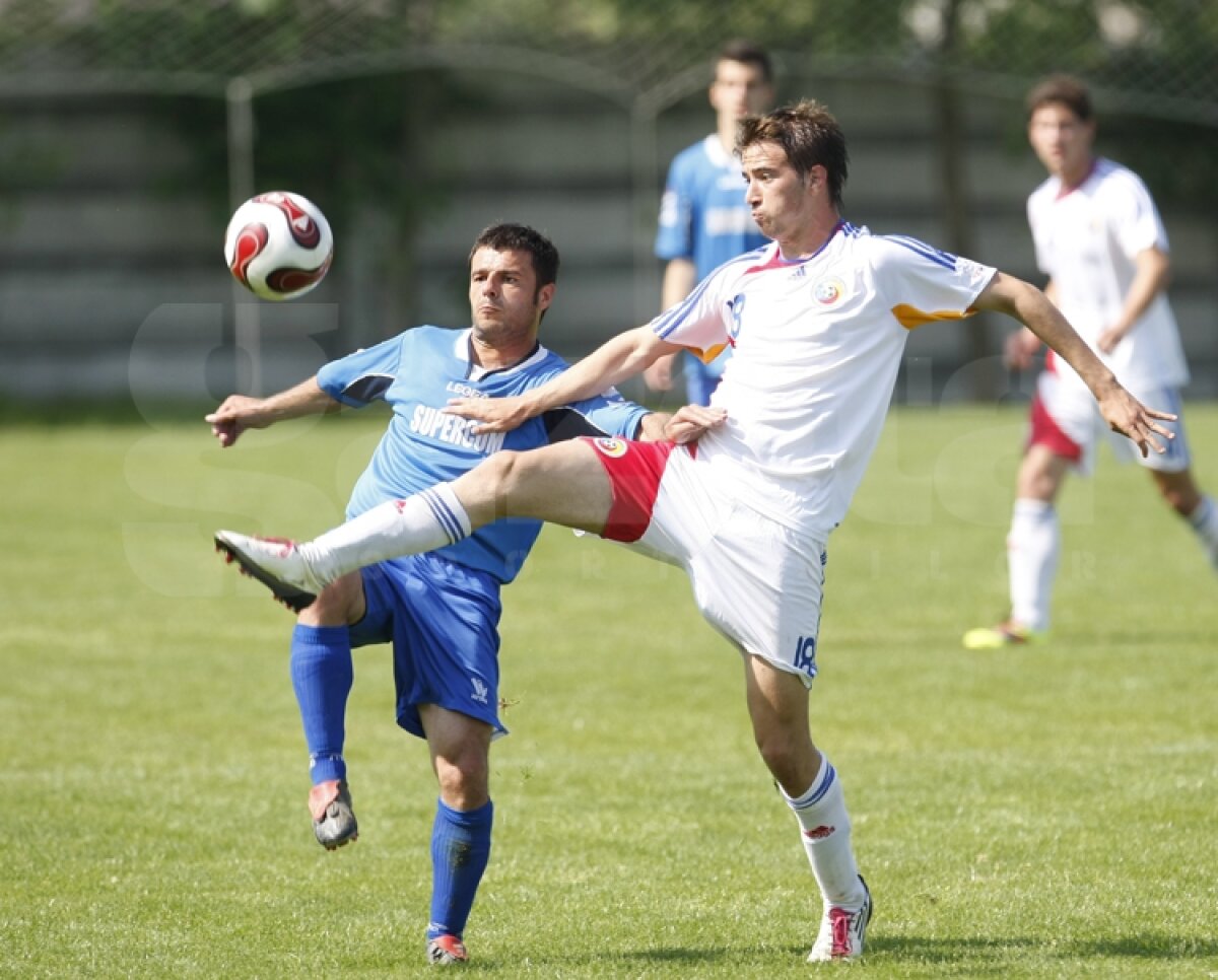 GALERIE FOTO Hagi a stat trei ore în soare să vadă amicalele selecţionatei de juniori U19