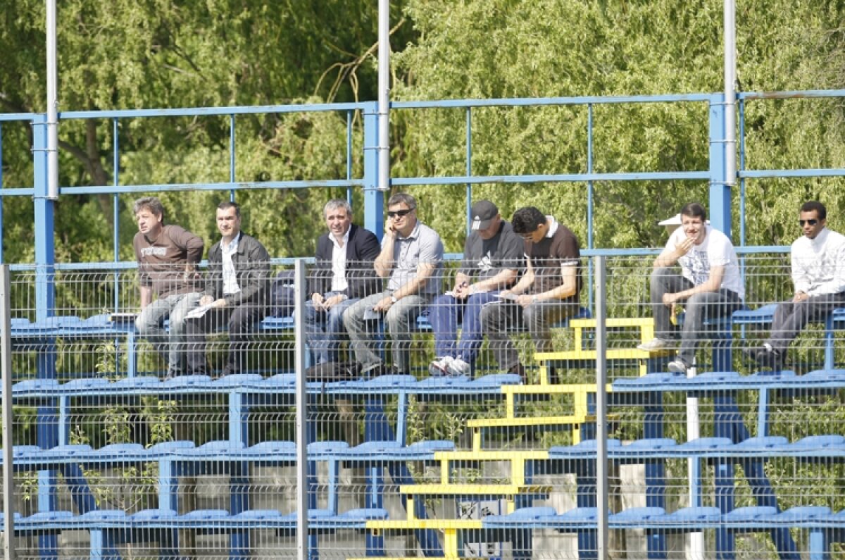 GALERIE FOTO Hagi a stat trei ore în soare să vadă amicalele selecţionatei de juniori U19