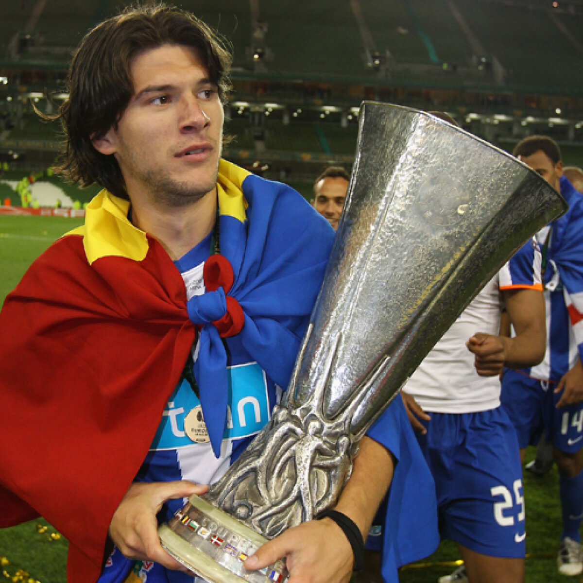 Aproape în fiecare an, roşu galben şi albastru flutură în lume, semn că, undeva, un român a învins » Tricolorul e la modă