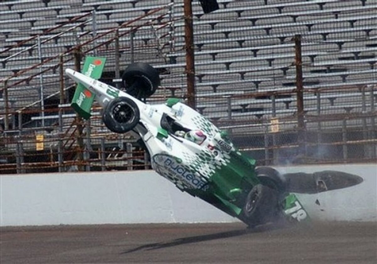 VIDEO Momente teribile în Indycar » Accident la 330 km/h, urmat de un incendiu