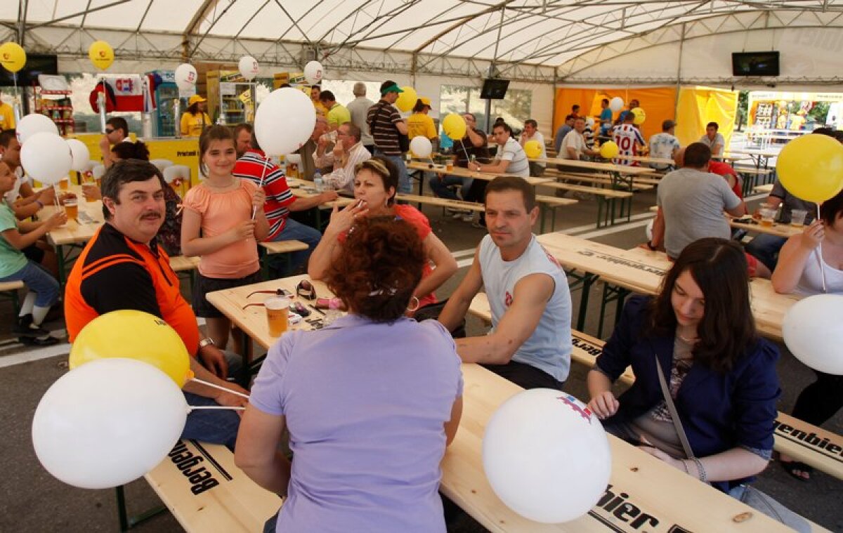 FOTO Fotbaliştii gălăţenii au primit medaliile şi trofeul campioanei