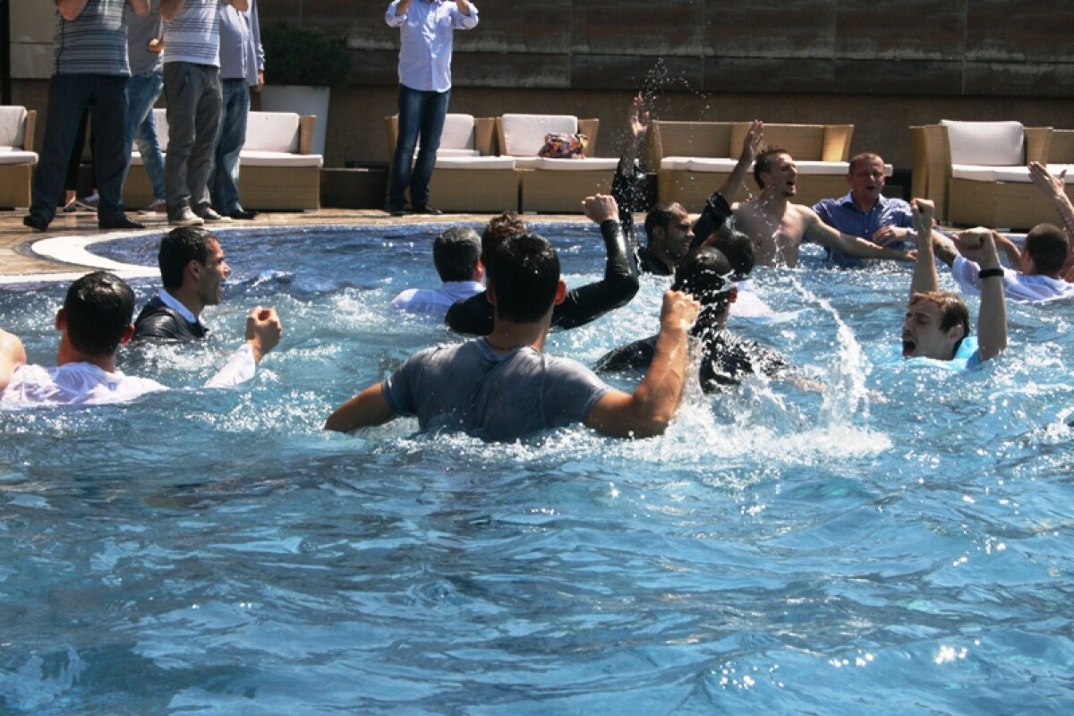FOTO Fotbaliştii gălăţenii au primit medaliile şi trofeul campioanei