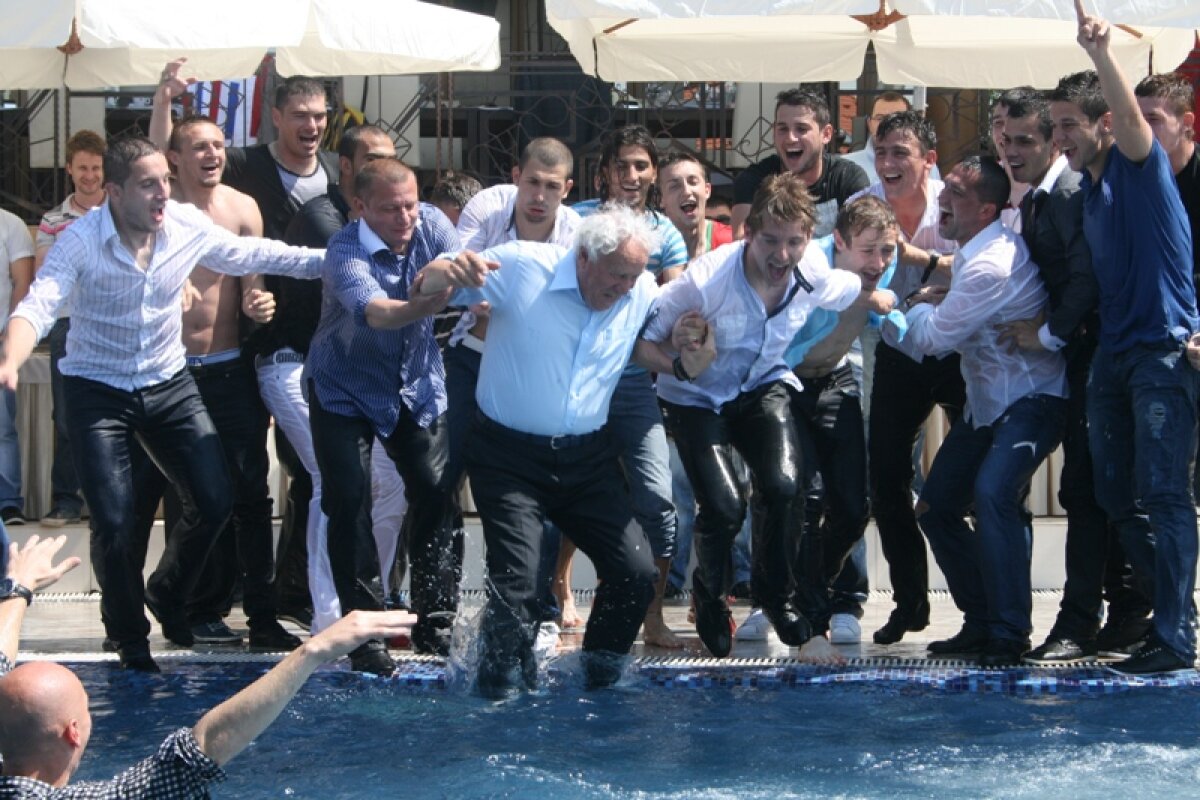 FOTO Fotbaliştii gălăţenii au primit medaliile şi trofeul campioanei