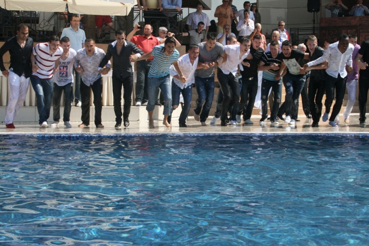 FOTO Fotbaliştii gălăţenii au primit medaliile şi trofeul campioanei