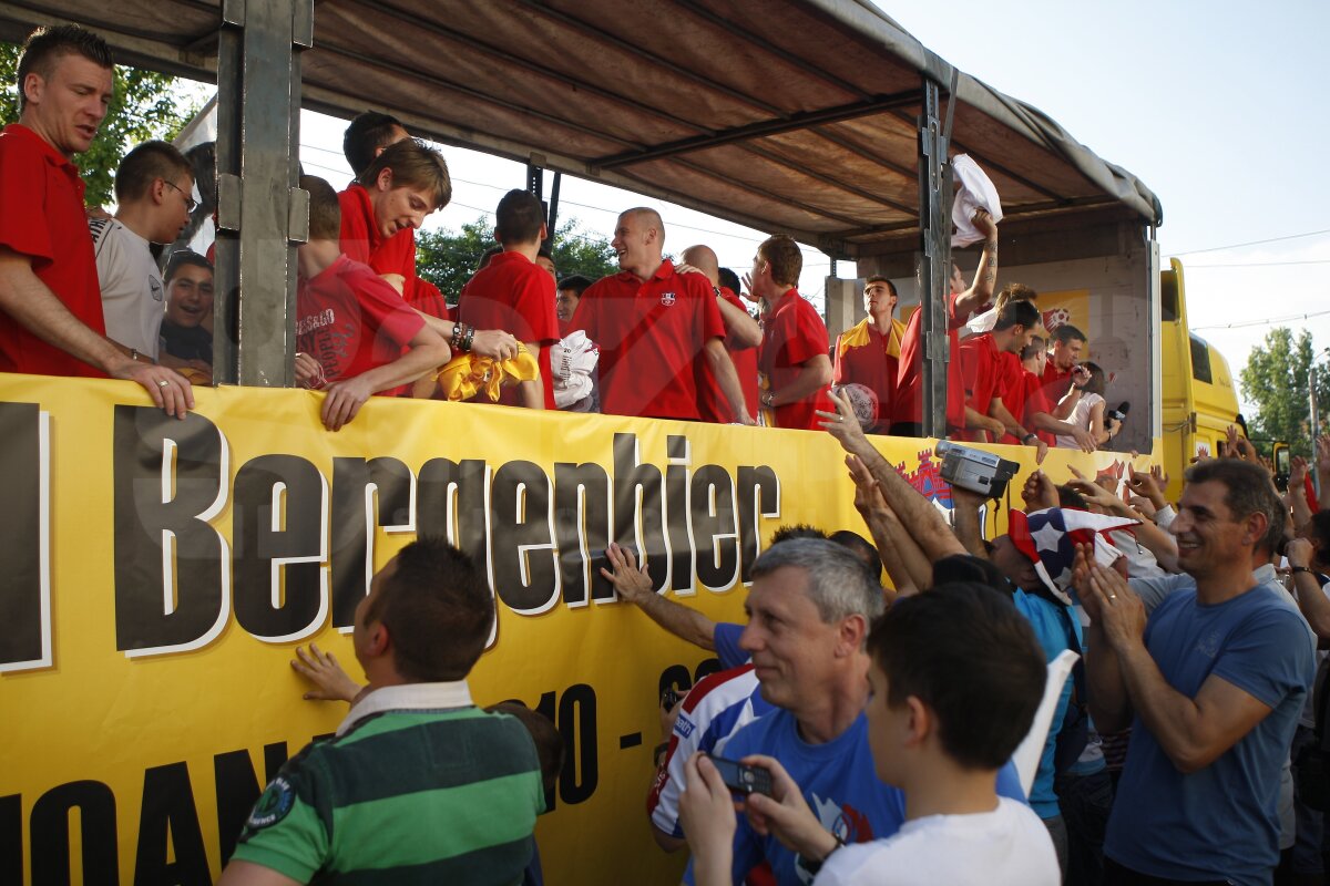 FOTO Fotbaliştii gălăţenii au primit medaliile şi trofeul campioanei