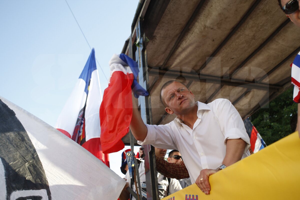 FOTO Fotbaliştii gălăţenii au primit medaliile şi trofeul campioanei
