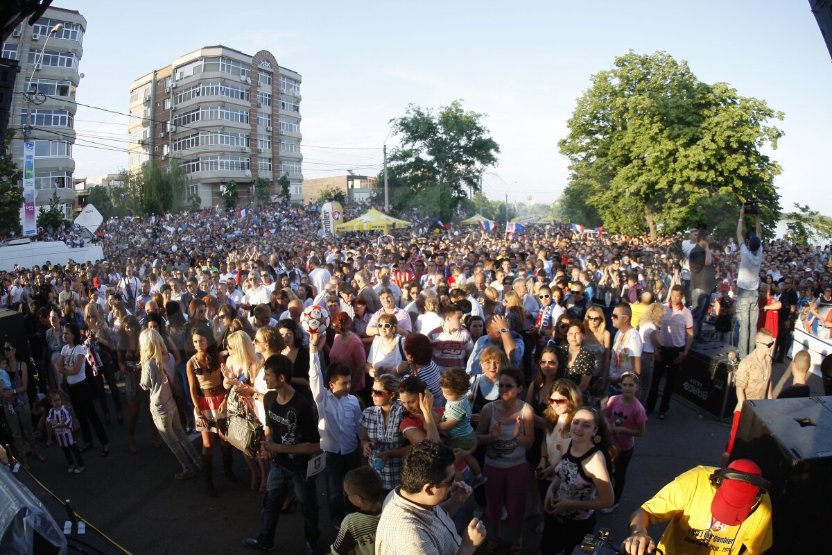 FOTO Fotbaliştii gălăţenii au primit medaliile şi trofeul campioanei