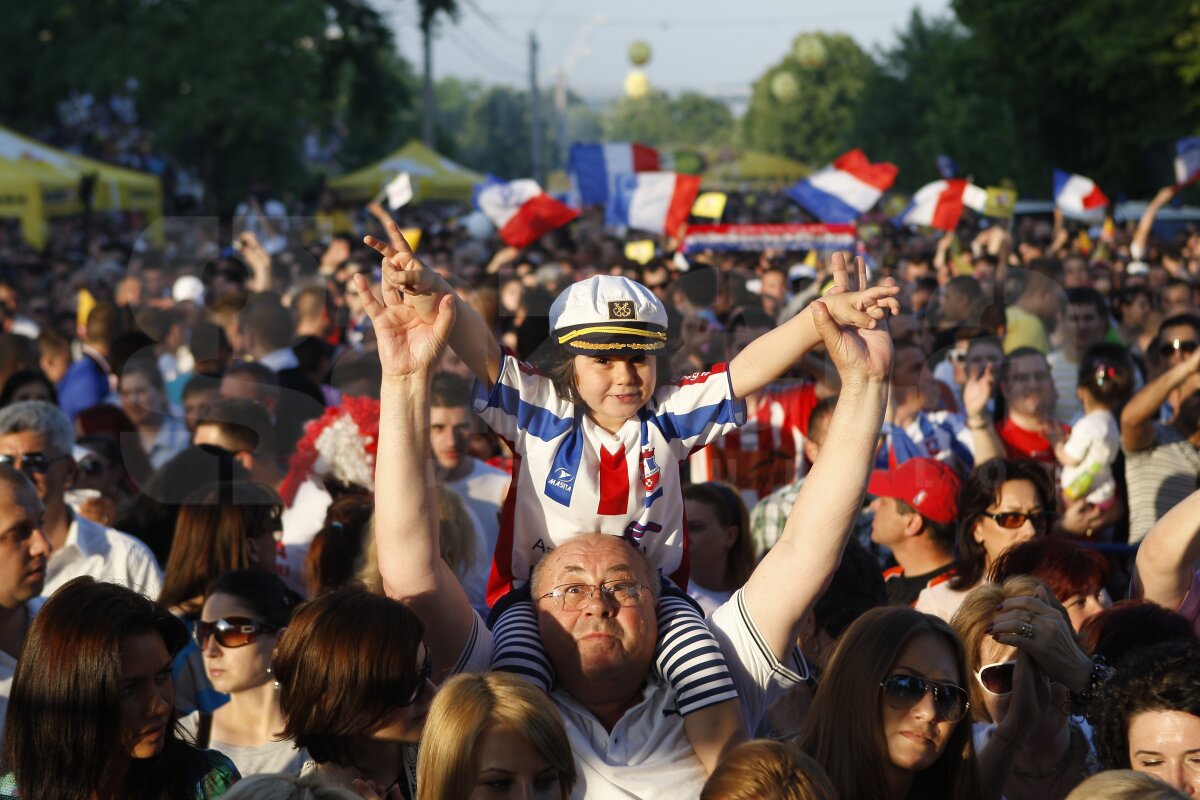 FOTO Fotbaliştii gălăţenii au primit medaliile şi trofeul campioanei
