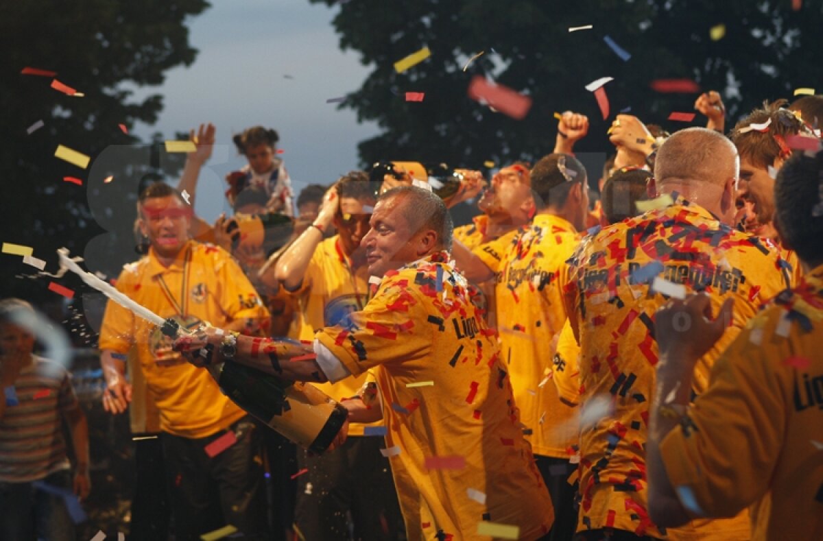 FOTO Fotbaliştii gălăţenii au primit medaliile şi trofeul campioanei