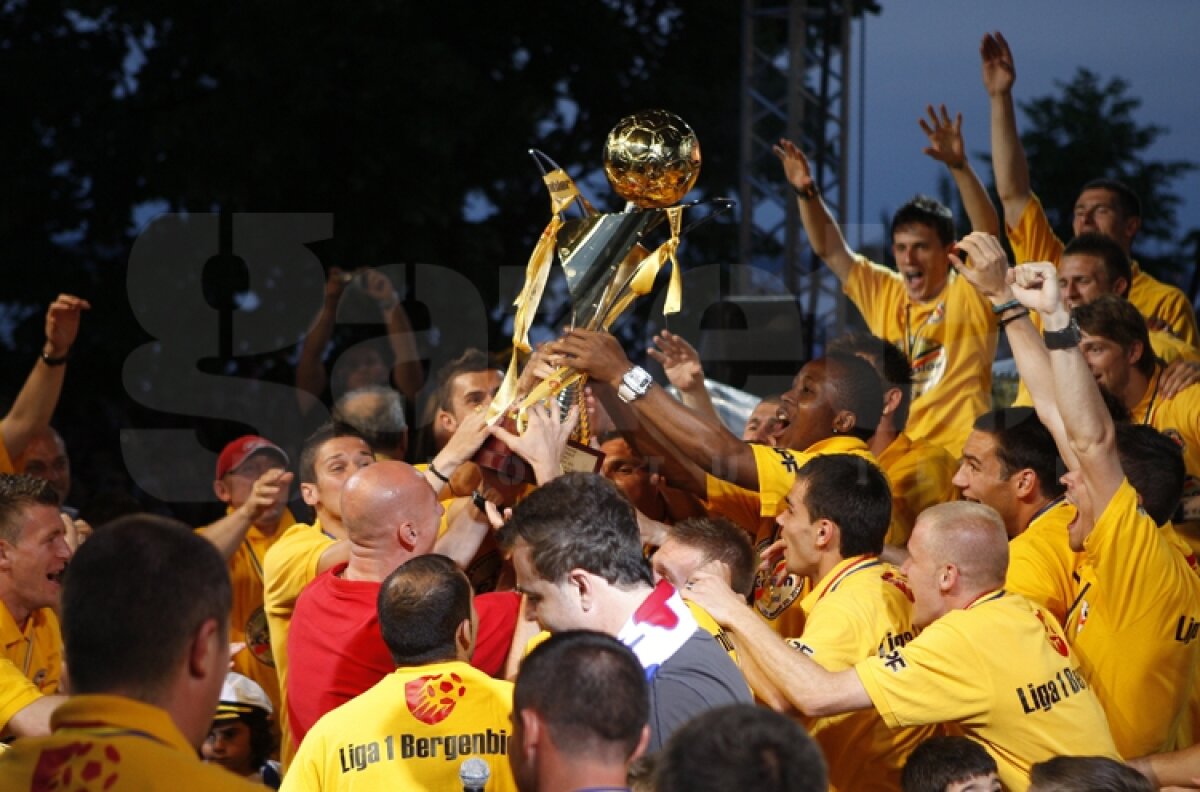 FOTO Fotbaliştii gălăţenii au primit medaliile şi trofeul campioanei