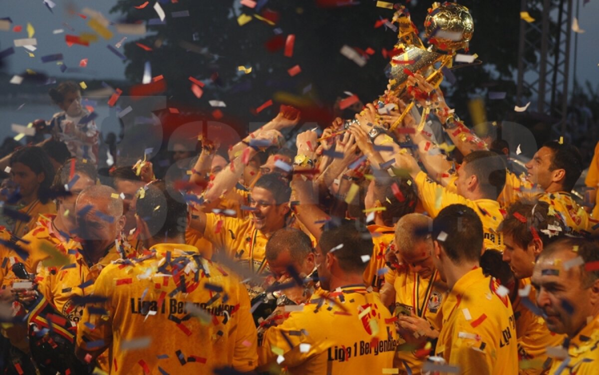 FOTO Fotbaliştii gălăţenii au primit medaliile şi trofeul campioanei