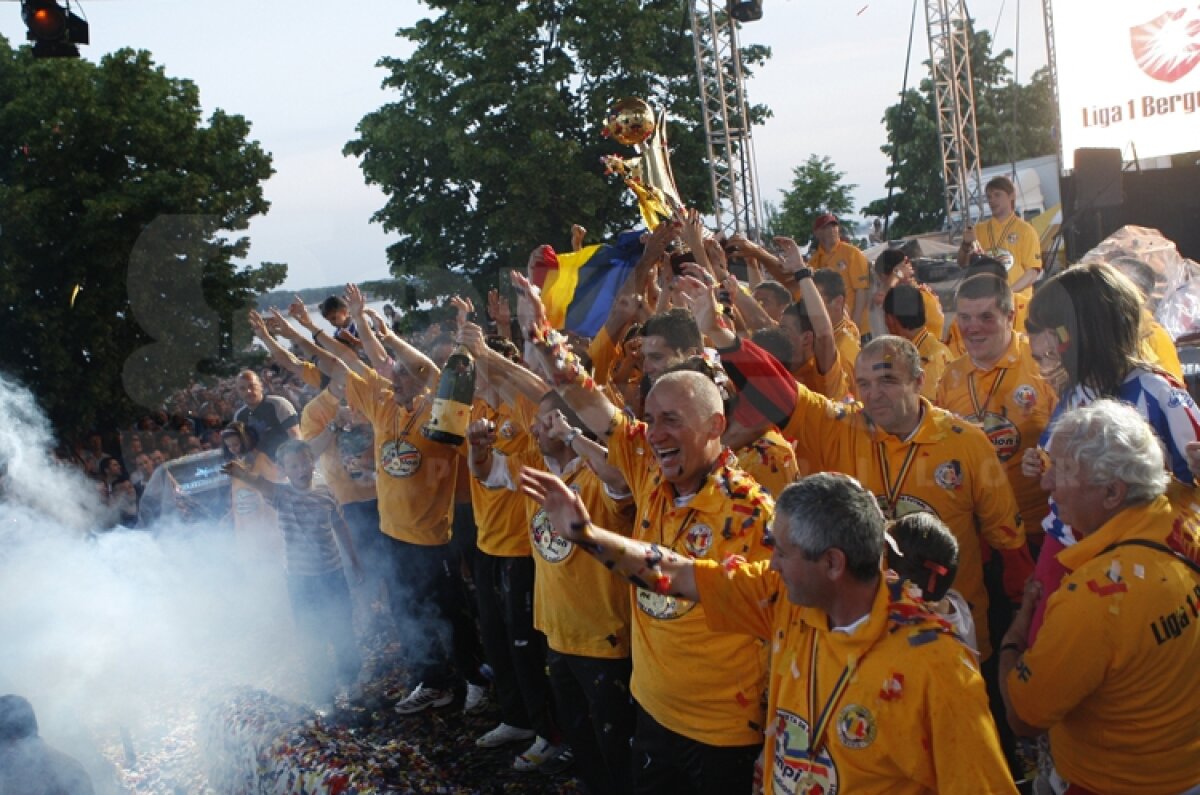 FOTO Fotbaliştii gălăţenii au primit medaliile şi trofeul campioanei