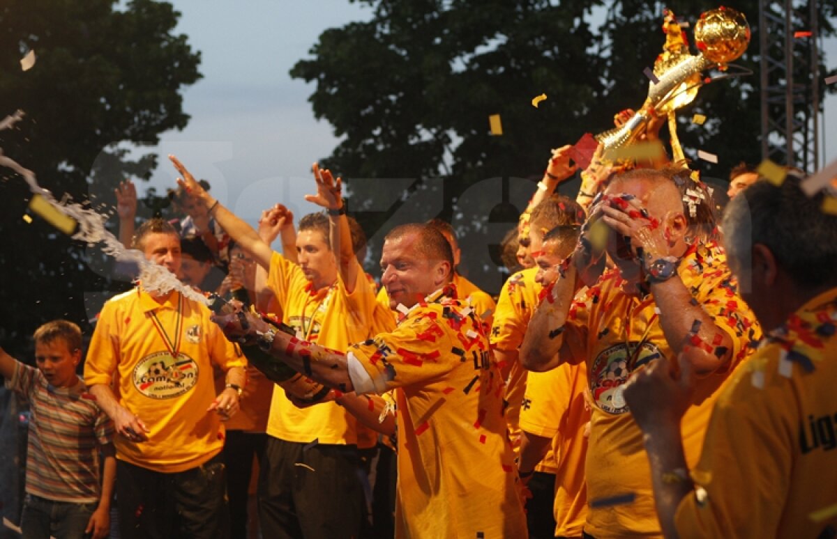 FOTO Fotbaliştii gălăţenii au primit medaliile şi trofeul campioanei