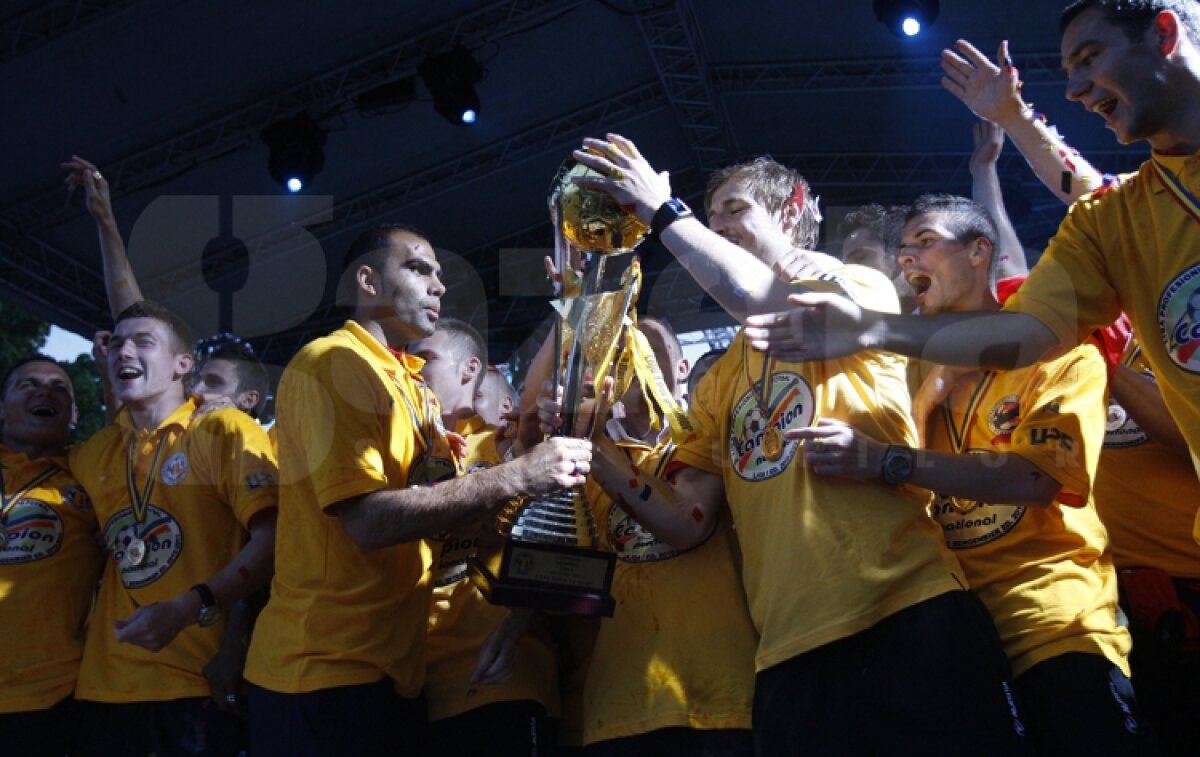 FOTO Fotbaliştii gălăţenii au primit medaliile şi trofeul campioanei