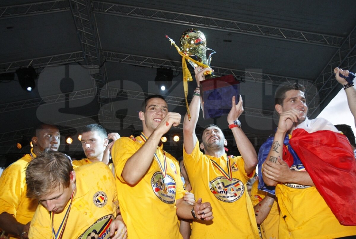 FOTO Fotbaliştii gălăţenii au primit medaliile şi trofeul campioanei