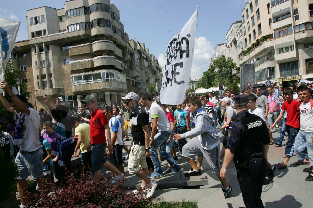 FOTO 1.000 de fani ai Universităţii au mărşăluit astăzi împotriva lui Mititelu