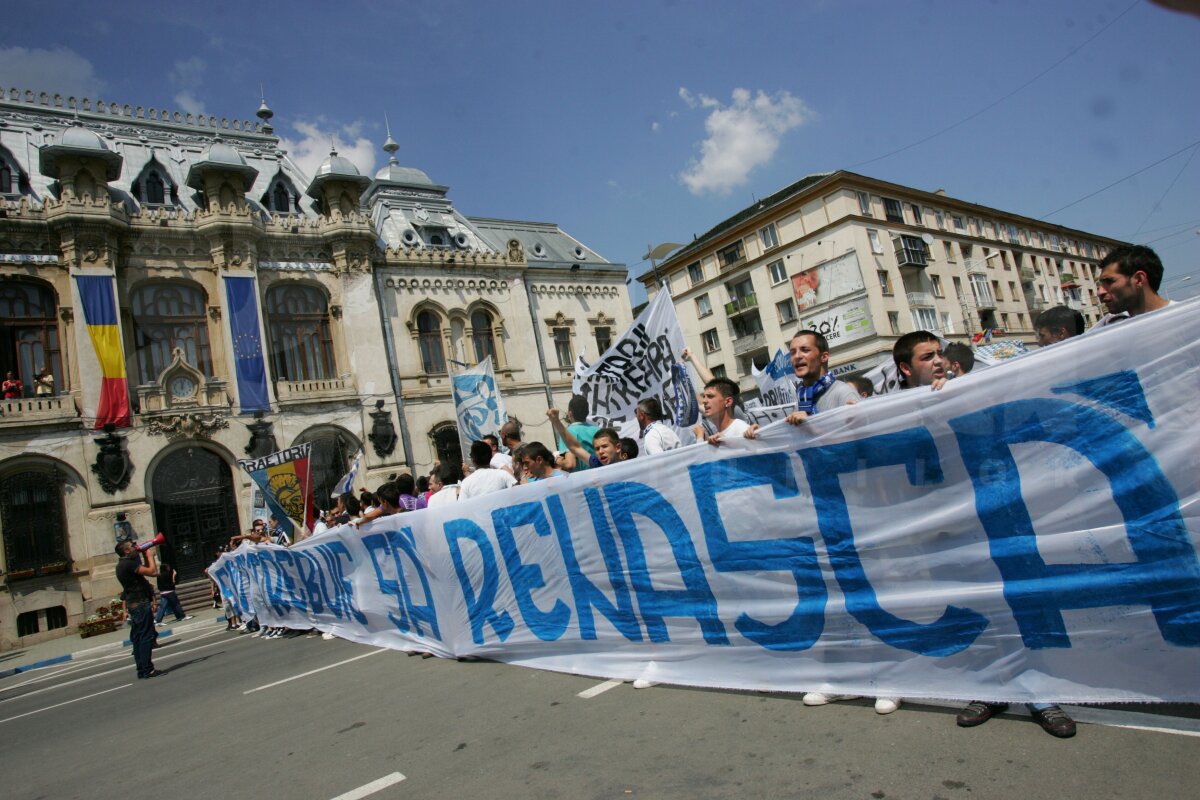 FOTO 1.000 de fani ai Universităţii au mărşăluit astăzi împotriva lui Mititelu