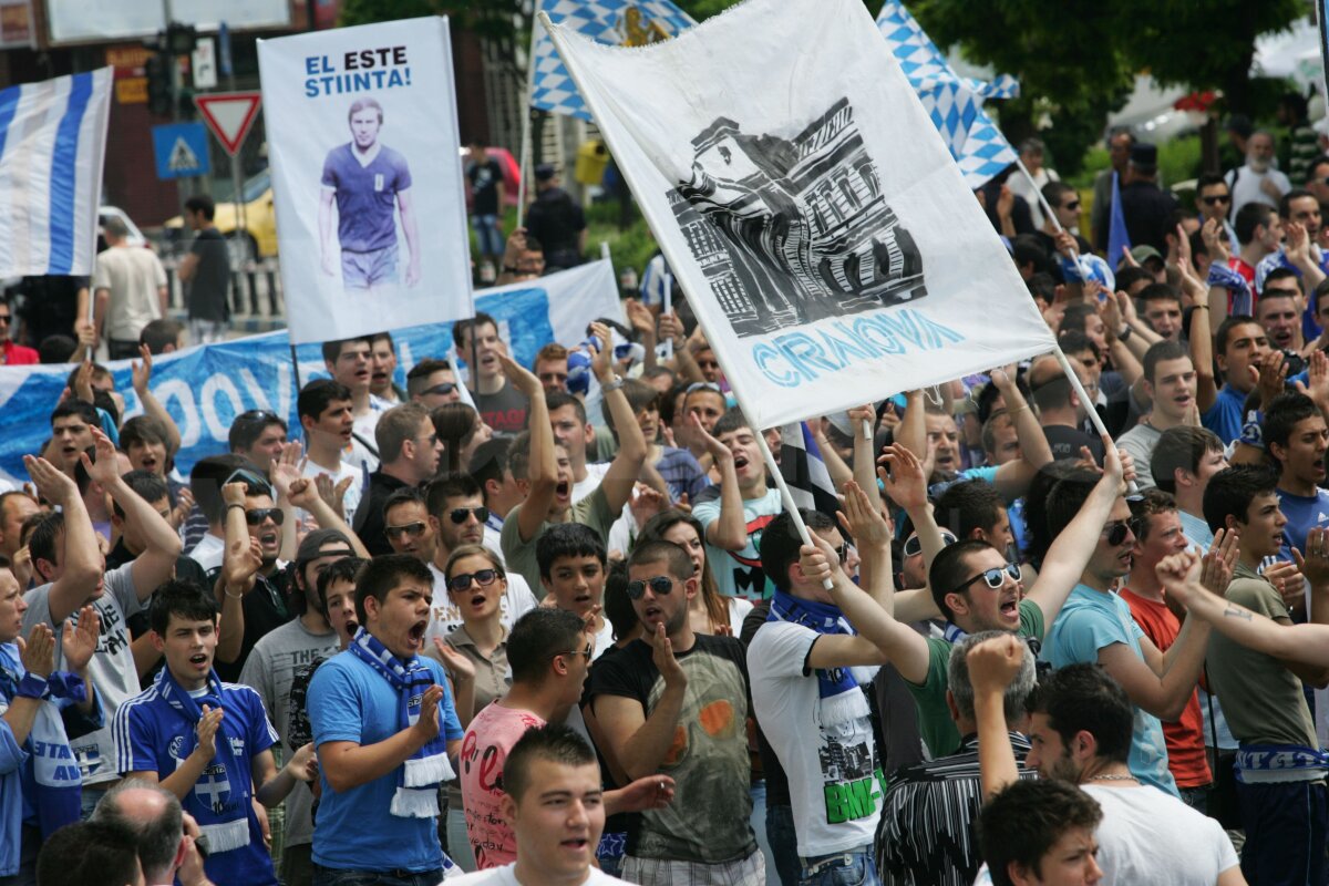 FOTO 1.000 de fani ai Universităţii au mărşăluit astăzi împotriva lui Mititelu