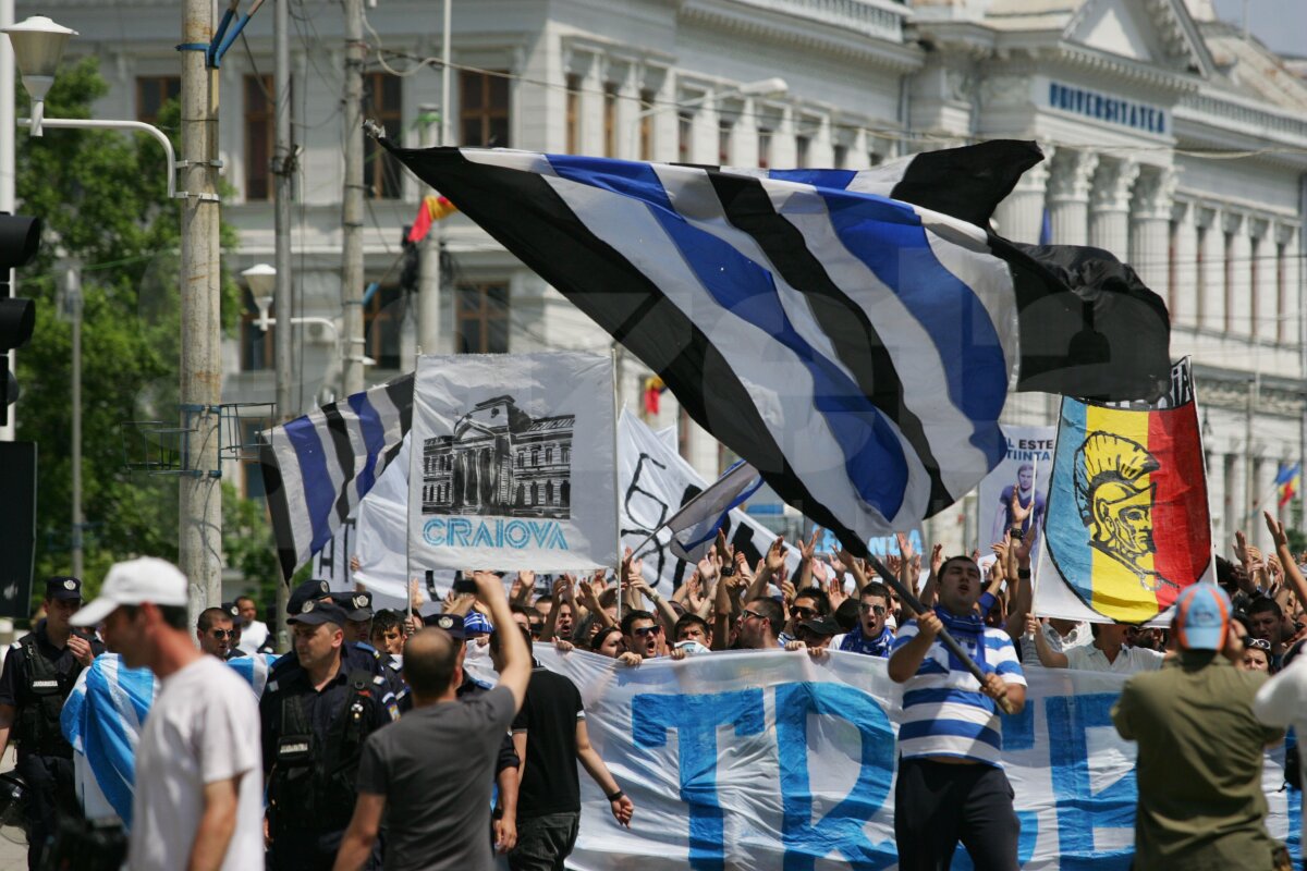 FOTO 1.000 de fani ai Universităţii au mărşăluit astăzi împotriva lui Mititelu