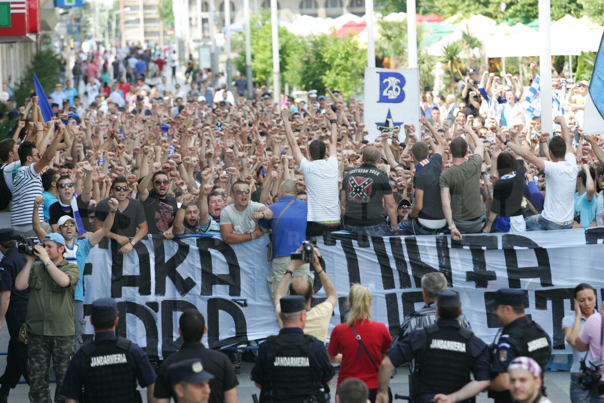 FOTO 1.000 de fani ai Universităţii au mărşăluit astăzi împotriva lui Mititelu