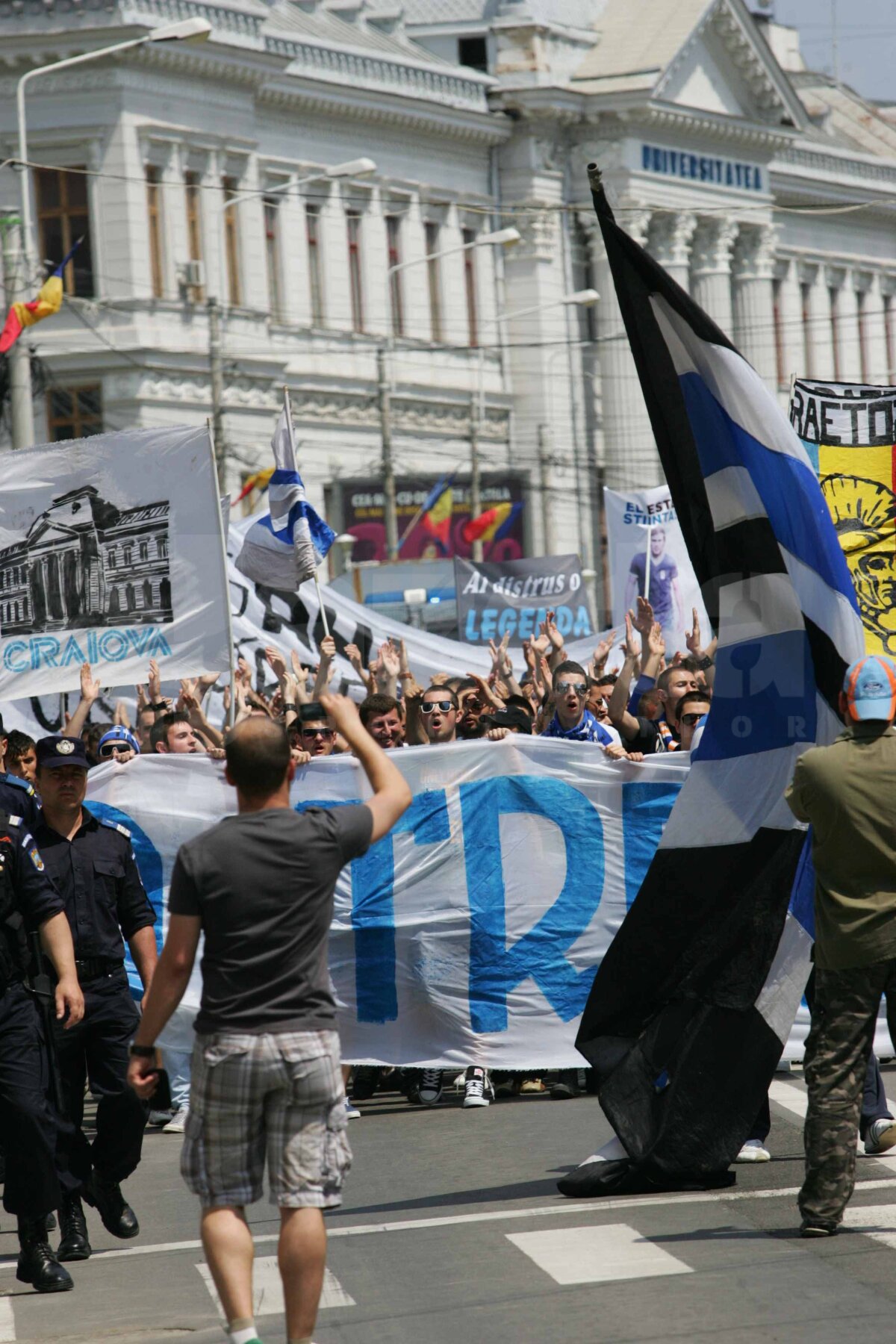 FOTO 1.000 de fani ai Universităţii au mărşăluit astăzi împotriva lui Mititelu