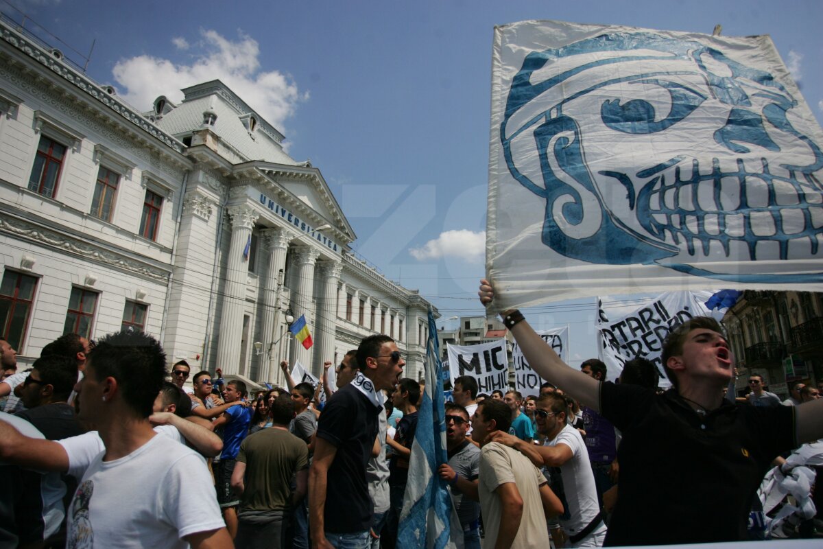 FOTO 1.000 de fani ai Universităţii au mărşăluit astăzi împotriva lui Mititelu