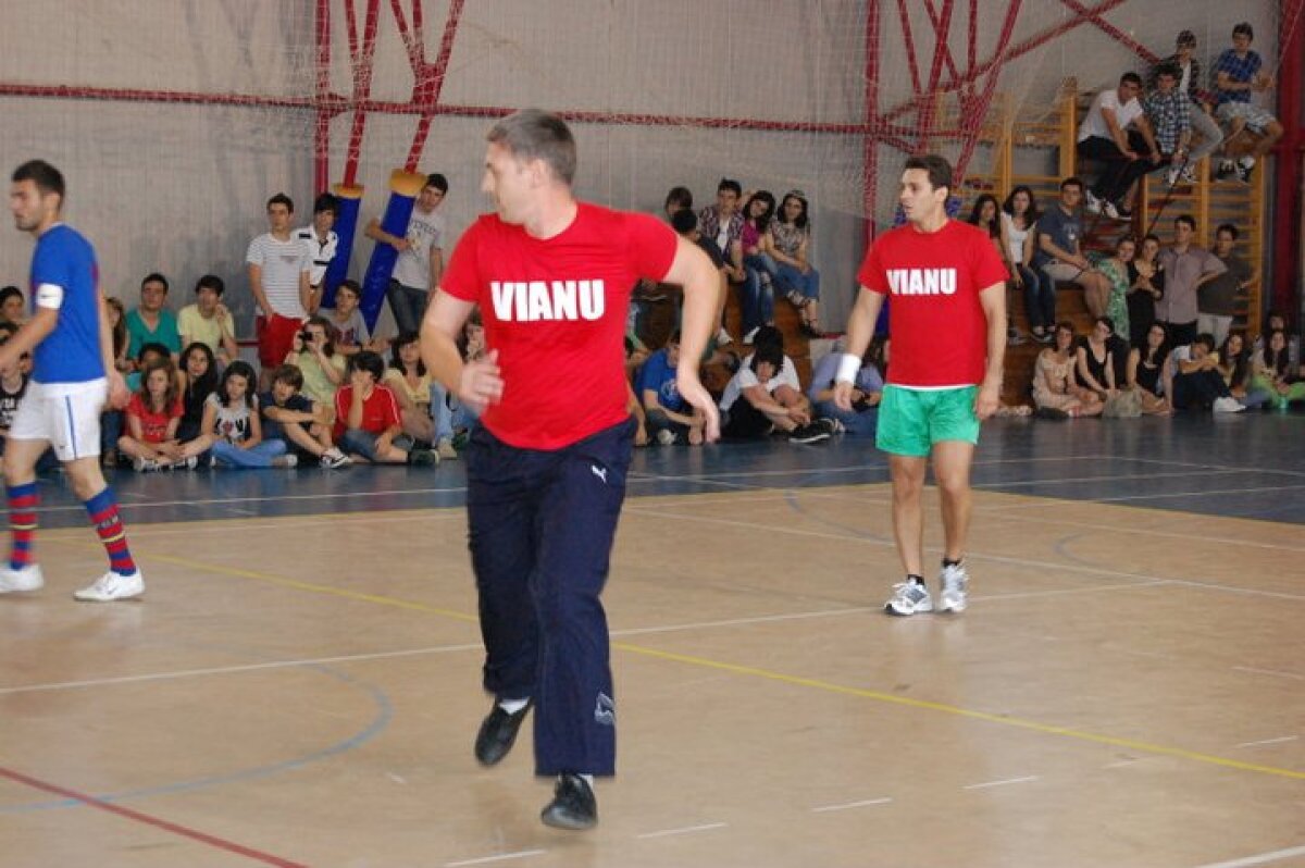 Belodedici, Badea şi Tudor, starurile unui meci tradiţional jucat într-un liceu bucureştean