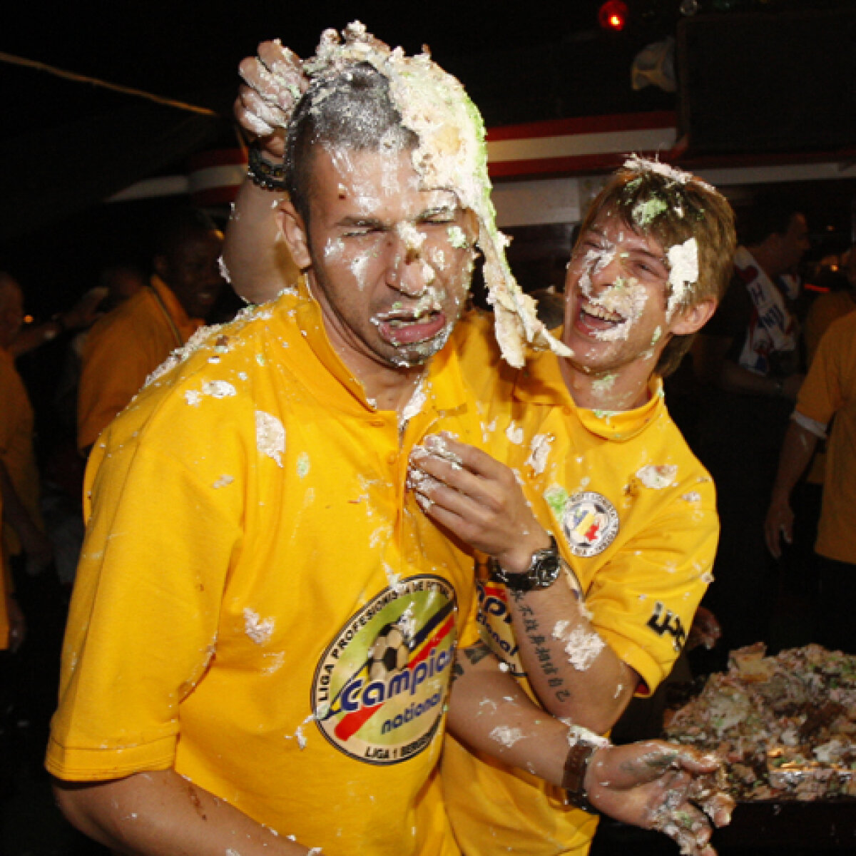 EXCLUSIV / Gălăţenii au sărbătorit "dulce" primul titlu din istorie » Campionii s-au bătut. Cu frişcă!