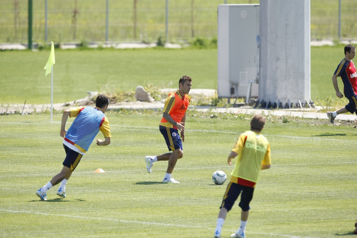 Mutu a pierdut un pariu de 80€ la antrenamentul naţionalei! :D