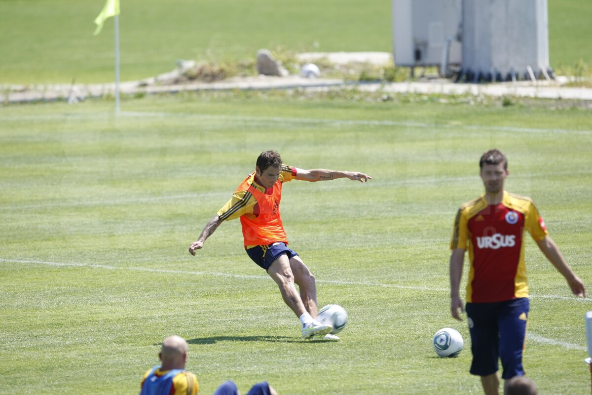 Mutu a pierdut un pariu de 80€ la antrenamentul naţionalei! :D