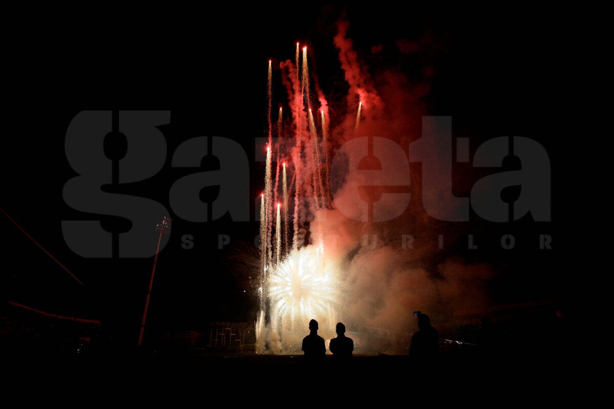 FOTO » Atmosferă de mare meci la Braşov: artificii în pauza derby-ului!