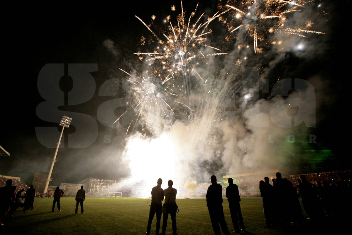 FOTO » Atmosferă de mare meci la Braşov: artificii în pauza derby-ului!