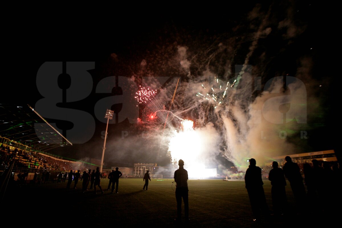 FOTO » Atmosferă de mare meci la Braşov: artificii în pauza derby-ului!