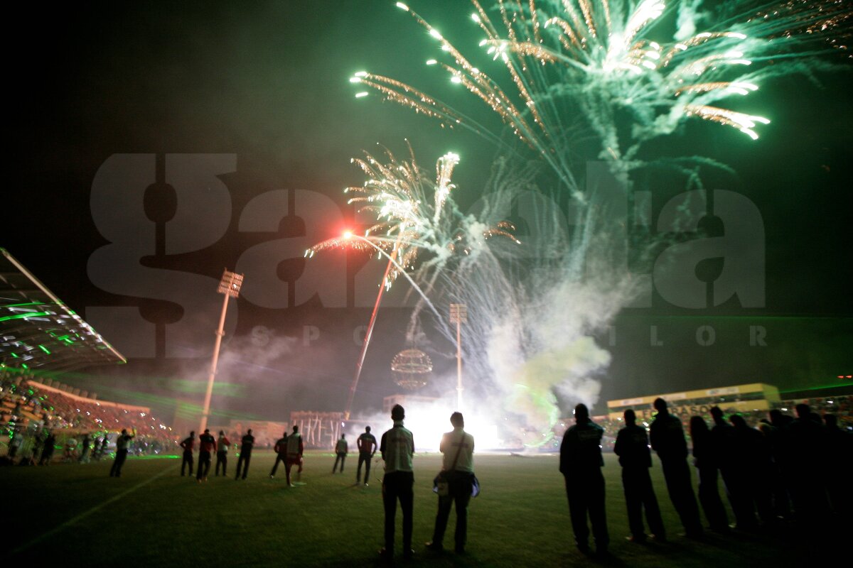 FOTO » Atmosferă de mare meci la Braşov: artificii în pauza derby-ului!