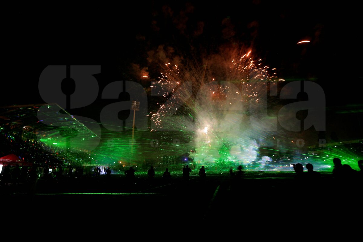 FOTO » Atmosferă de mare meci la Braşov: artificii în pauza derby-ului!