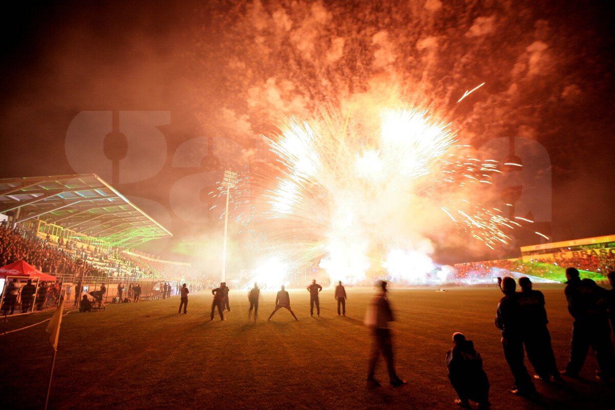 FOTO » Atmosferă de mare meci la Braşov: artificii în pauza derby-ului!