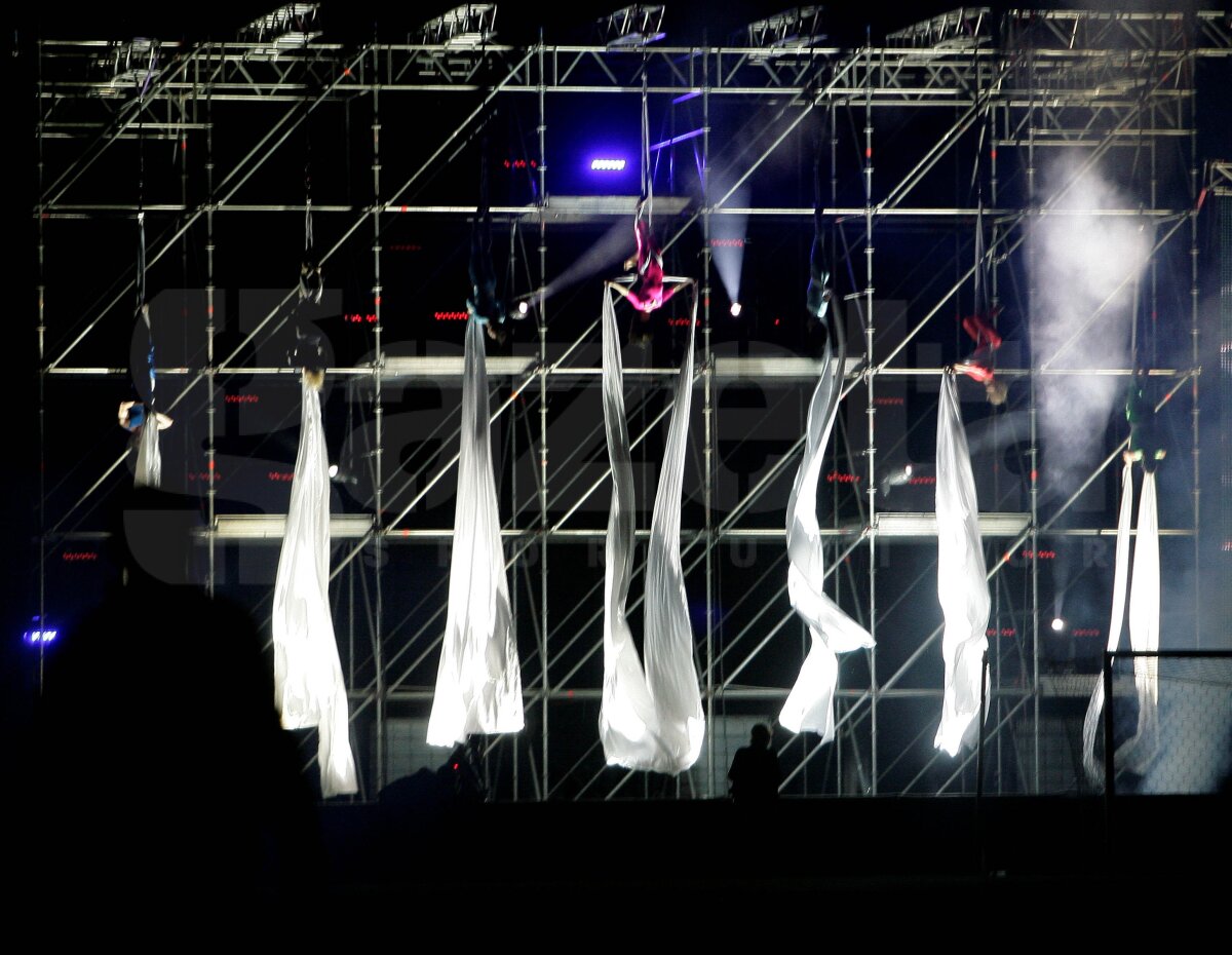 FOTO » Atmosferă de mare meci la Braşov: artificii în pauza derby-ului!