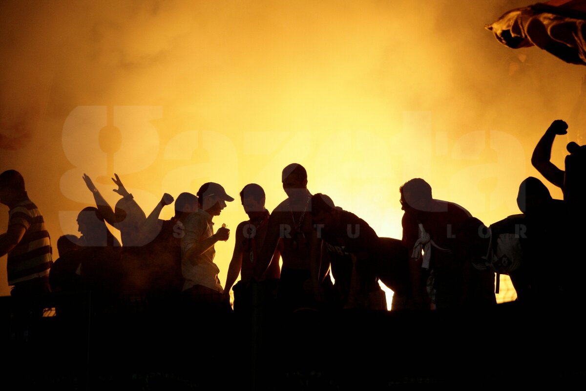 FOTO » Atmosferă de mare meci la Braşov: artificii în pauza derby-ului!