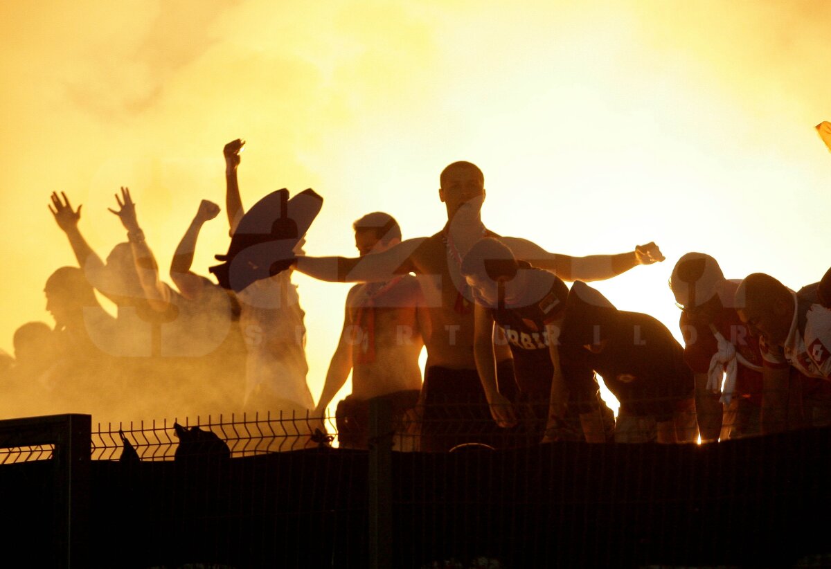 FOTO » Atmosferă de mare meci la Braşov: artificii în pauza derby-ului!
