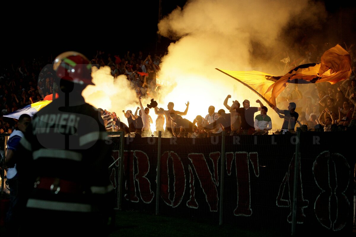 FOTO » Atmosferă de mare meci la Braşov: artificii în pauza derby-ului!