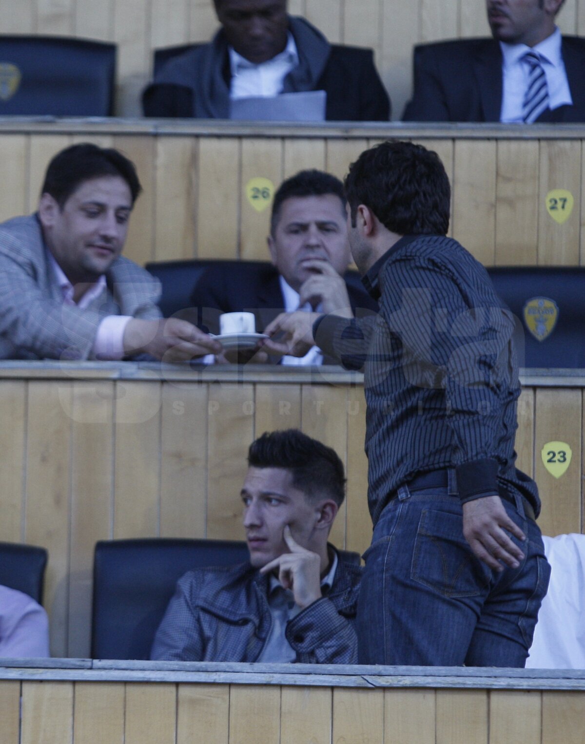 Cum a ajuns unul dintre cele mai mari talente de după Revoluţie » Luţu e ospătarul tribunei oficiale!