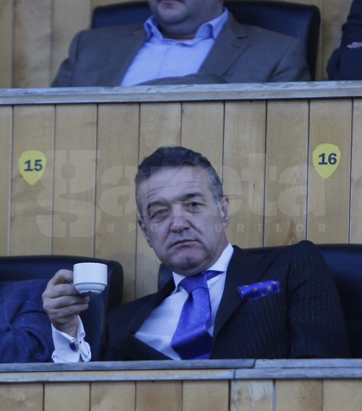 Cum a ajuns unul dintre cele mai mari talente de după Revoluţie » Luţu e ospătarul tribunei oficiale!