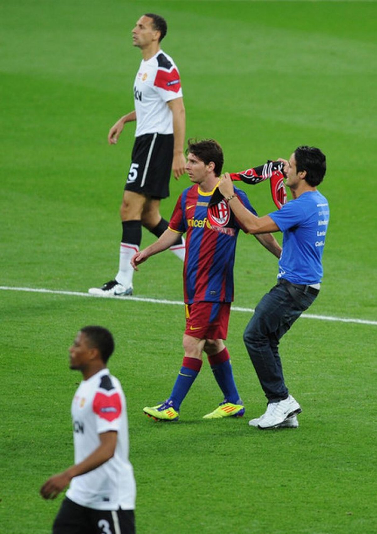 FOTO » Messi dorit la AC Milan. Un fan a făcut primul pas :D