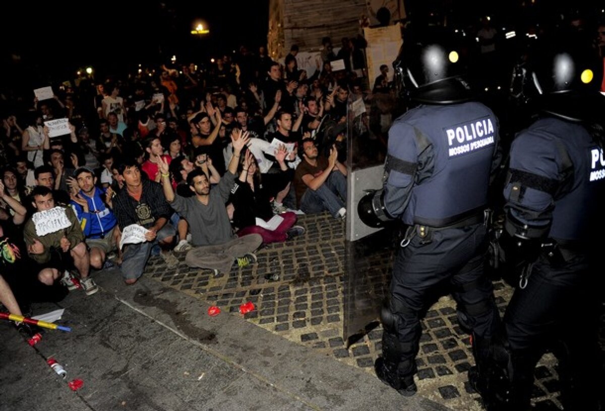 FOTO / Confruntări DURE între Poliţie şi suporteri: 35.000 de fani ai Barcelonei au sărbătorit trofeul în stradă