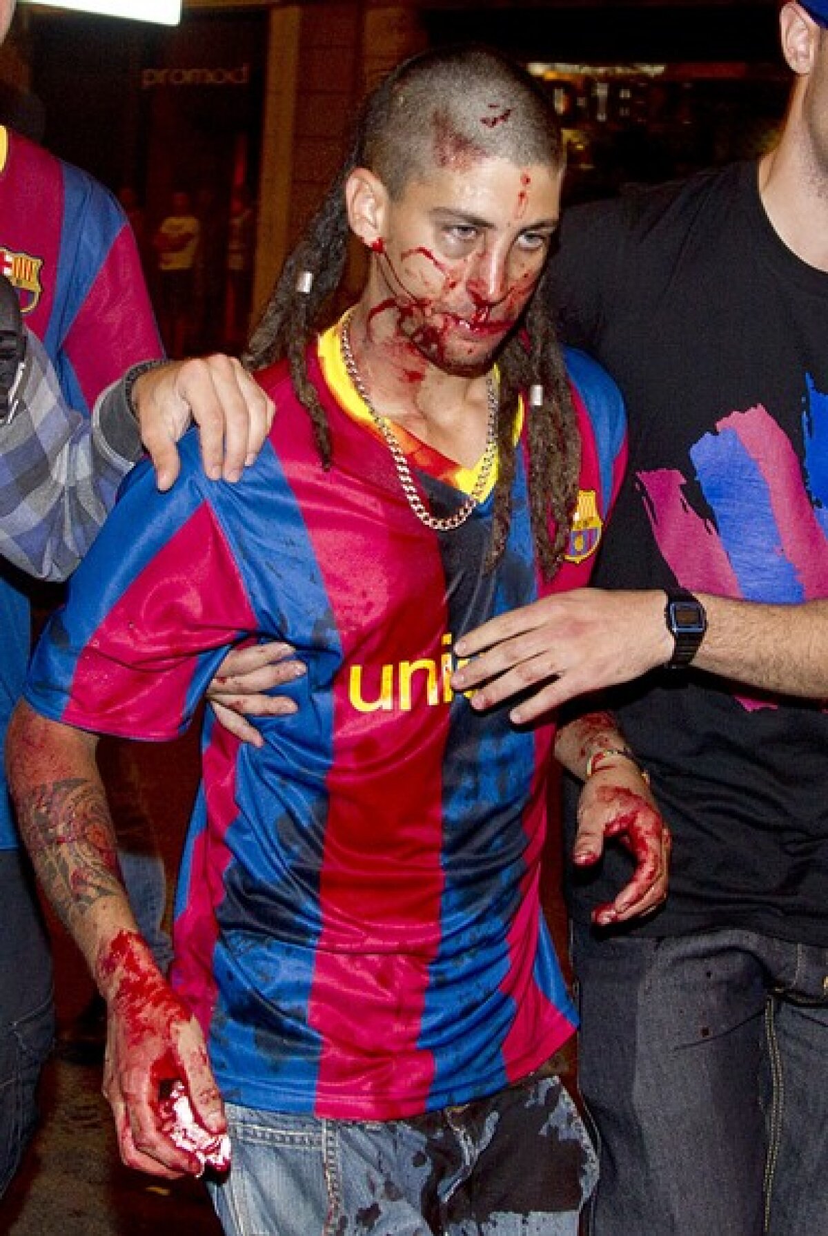 FOTO / Confruntări DURE între Poliţie şi suporteri: 35.000 de fani ai Barcelonei au sărbătorit trofeul în stradă