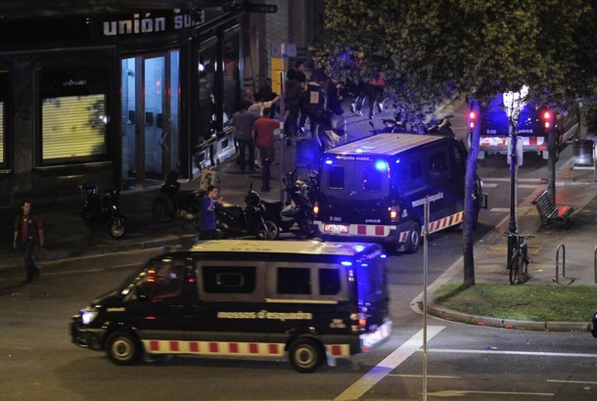 FOTO / Confruntări DURE între Poliţie şi suporteri: 35.000 de fani ai Barcelonei au sărbătorit trofeul în stradă