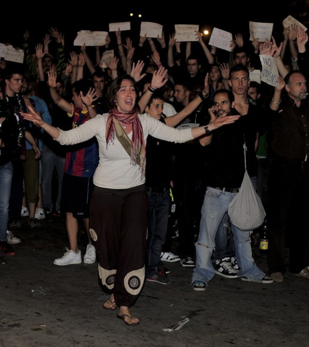FOTO / Confruntări DURE între Poliţie şi suporteri: 35.000 de fani ai Barcelonei au sărbătorit trofeul în stradă